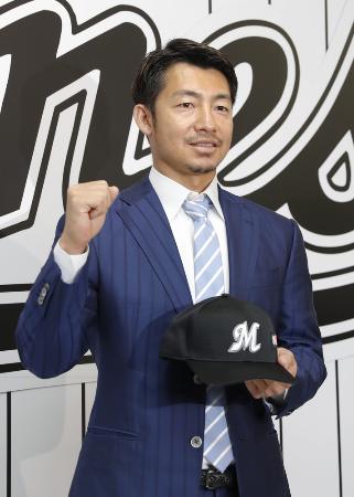 取材後、ポーズをとるロッテに新加入した前阪神の鳥谷敬内野手=3月11日、ZOZOマリン