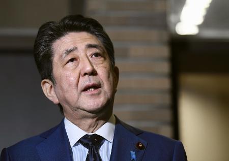 IOCのバッハ会長との電話会談を終え、取材に応じる安倍首相。新型コロナウイルスの世界的な感染拡大を受け、東京五輪の開幕を1年程度延期することで一致した=24日午後9時12分、首相公邸