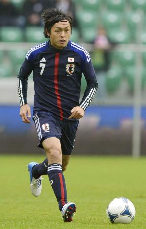 2012年10月、国際親善試合のブラジル戦に先発出場し、国際Aマッチ出場数で日本最多となった遠藤=ウロツワフ(共同)