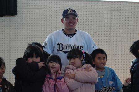 みなみのかぜ支援学校の児童と笑顔で記念撮影するオリックスの榊原翼投手=2月10日、宮崎市内のみなみのかぜ支援学校体育館