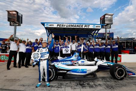 2019年のインディカー・シリーズ第9戦でポールポジションを獲得して、チーム関係者と喜ぶ佐藤琢磨(前列)(C)Honda