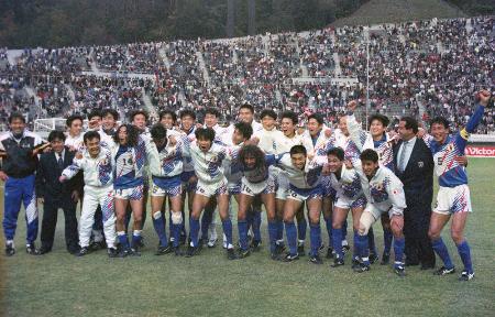 サウジアラビアを1―0で下して初のアジア一に輝いた日本イレブンら=1992(平成4)年11月8日、広島広域公園陸上競技場