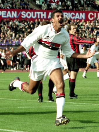 Jリーグが始まった1993年12月に行われたトヨタ・カップのサンパウロ―ACミラン戦。後半14分、2点目を決めたサンパウロMFトニーニョ・セレーゾの足元の芝生は青々としている=旧国立競技場
