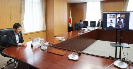 アスリートとのオンライン意見交換に臨むスポーツ庁の鈴木長官(手前)と萩生田文科相(その奥)=13日午後、文科省(代表撮影)