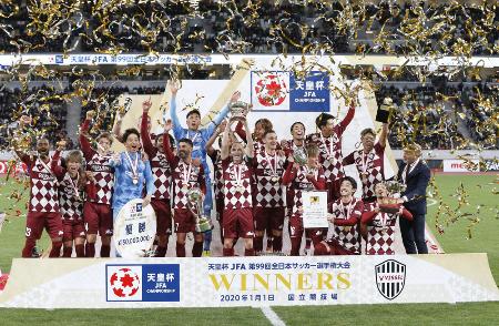 サッカーの第99回天皇杯全日本選手権で初優勝を果たし、喜ぶイニエスタ(前列中央)ら神戸イレブン=1日、国立競技場