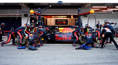 今年2月の合同テストでタイヤ交換するレッドブル・ホンダのスタッフ(C)Red Bull Content Pool