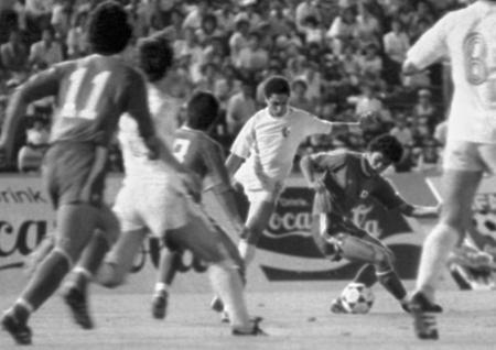 世界ユース選手権のアルジェリア戦を戦う日本代表。尾崎はこのチームの中心選手だった=1979年8月27日、旧国立競技場