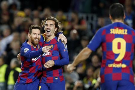 欧州チャンピオンズリーグ(CL)のドルトムント戦でゴールを挙げて喜ぶメッシ(左)とグリーズマン(中央)に駆け寄るスアレス=バルセロナ(AP=共同)