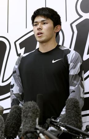 取材に応じるロッテの佐々木朗希投手=3月11日、千葉市のZOZOマリンスタジアム