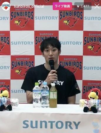 Vリーグ1部のサントリーのインスタグラムのライブ配信で抱負を語るバレーボール男子日本代表主将の柳田将洋=2日