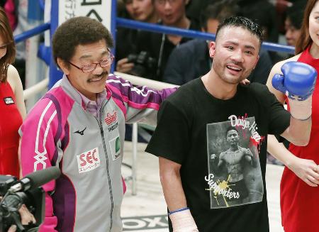 TKOで再起戦を飾り、具志堅用高会長(左)と記念写真に納まる比嘉大吾=後楽園ホール