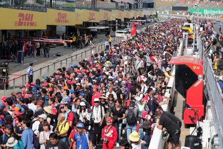 昨年のF1日本GPの様子。開催中に行われた恒例の「ピットウオーク」には多くのファンが押し寄せた(C)モビリティランド