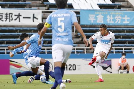 横浜FC―札幌 前半、先制ゴールを決める札幌・鈴木(右端)=ニッパツ三ツ沢球技場