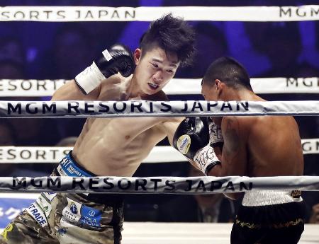 昨年12月のWBCライトフライ級世界タイトルマッチで、7度目の防衛に成功した寺地拳四朗(左)=横浜アリーナ