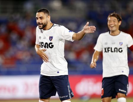 横浜M―FC東京 前半、同点のPKを決めポーズをとるFC東京・ディエゴオリベイラ(左)=日産スタジアム
