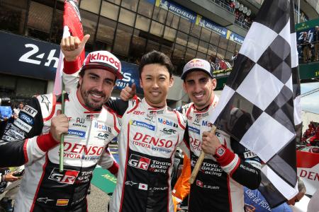 19年のルマン24時間を勝利して、喜ぶアロンソ(左)と中嶋一貴(真ん中)ら(C)TOYOTA GAZOO Racing