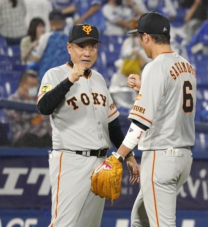 今季初の5連勝を飾り、坂本(6)を迎える巨人・原監督=横浜