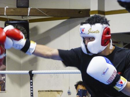 WBOフライ級王座決定戦へ向け、スパーリングを行った中谷潤人=相模原市のM・Tジム