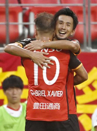 名古屋―浦和 前半、ハットトリックを達成し、喜ぶ名古屋・前田=豊田