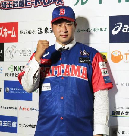 BCリーグ埼玉の入団記者会見で、ユニホームを着てポーズをとる田沢純一投手=7月13日、埼玉県熊谷市