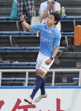 横浜FC―湘南 前半、自身2点目のゴールを決め、跳び上がって喜ぶ横浜FC・松尾=ニッパツ