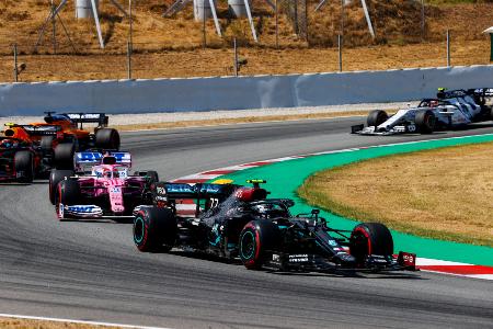 レースで先行するメルセデスのバルテリ・ボッタス(右から2台目)を追走するレーシングポイントのセルヒオ・ペレス(同3台目)(C)Mercedes
