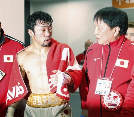 モルティ・ムザラネに敗れ、大橋会長(右)と言葉を交わしながら引き揚げる八重樫東=2019年12月23日、横浜アリーナ