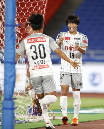 横浜M―川崎 後半、ゴールを決め笑顔の川崎・三笘(右)=日産スタジアム