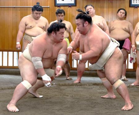 追手風部屋に出稽古し、大栄翔(左)と相撲を取る貴景勝=埼玉県草加市(代表撮影)