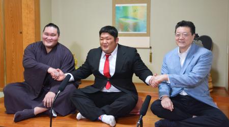伊勢ケ浜部屋への入門を表明し、記者会見で横綱照ノ富士(左)、伊勢ケ浜親方(右)と握手する石岡弥輝也=16日、東京都江東区(代表撮影)