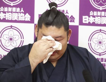 引退記者会見で涙をぬぐう常幸龍＝２４日、東京・両国国技館（日本相撲協会提供） 