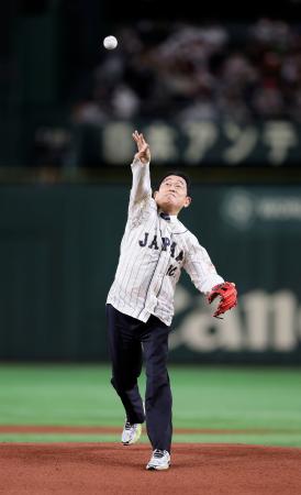 WBCの日本―韓国戦で始球式を務める岸田首相=10日、東京ドーム(代表撮影)