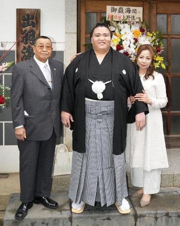 昨年１月、大関昇進の伝達を受けた御嶽海（中央）と撮影に応じる、父大道春男さん（左）、母マルガリータさん＝東京都墨田区の出羽海部屋 