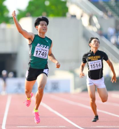 男子400メートルを制し、ガッツポーズするコザ・平川慧(左)=札幌厚別公園競技場