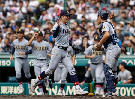 履正社に勝利しタッチを交わす高橋（手前左）と尾形の仙台育英バッテリー＝甲子園 