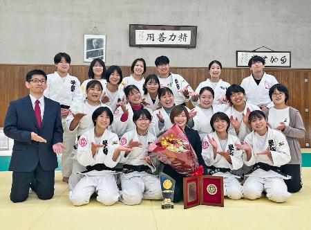 東京学芸大柔道部の後輩らと記念写真に納まる角田夏実(前列中央)=11日、東京都小金井市