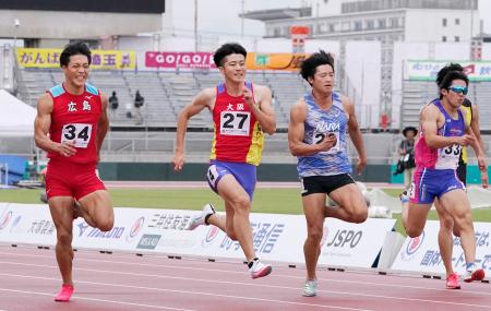 成年男子１００メートルを１０秒１１の大会新で制した大阪・多田修平（左から２人目）。左端は２位の広島・山縣亮太＝白波スタジアム 