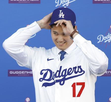 ドジャースの入団記者会見で、帽子をかぶる大谷翔平=昨年12月、ロサンゼルス(共同)