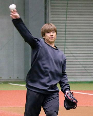練習を公開し、キャッチボールする西武・炭谷=埼玉県所沢市