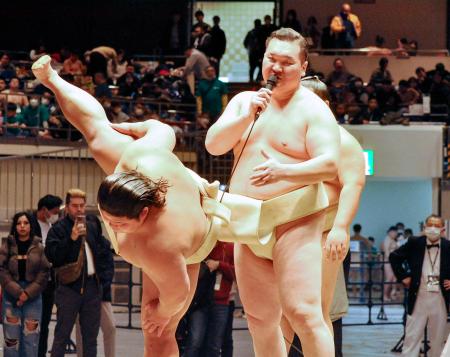 「白鵬杯」の幼児相撲教室で四股の踏み方を説明する宮城野親方＝１２日、両国国技館 