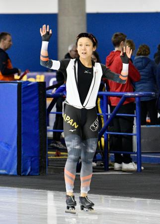 女子１５００メートルのレース後、客席に手を振る高木美帆＝カルガリー（共同） 