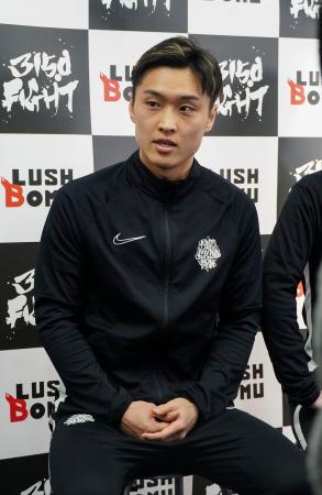 初の世界戦に向け記者会見するＩＢＦバンタム級１位の西田凌佑＝２７日、大阪市 
