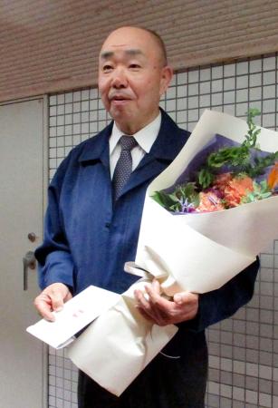 報道陣から贈られた花束を手にする花籠親方。4月に日本相撲協会の定年を迎える=21日、エディオンアリーナ大阪