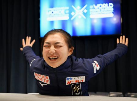 3連覇から一夜明け、取材後に写真撮影に応じ、ポーズをとる坂本花織=23日、モントリオール(共同)