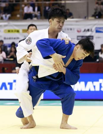男子73キロ級決勝 内村秀資(奥)を破り初優勝した田中龍雅=福岡国際センター