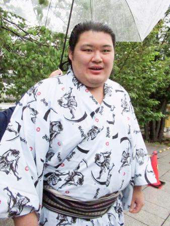 報道陣の取材に応じ、飲酒問題について謝罪した大の里=24日、両国国技館