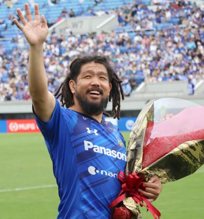 本拠地最終戦を終え、笑顔でファンに手を振るラグビーリーグワン埼玉の堀江＝２７日、熊谷ラグビー場 