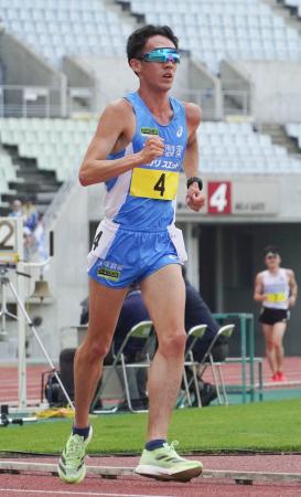 男子5000メートル競歩で優勝した古賀友太=ヤンマースタジアム長居