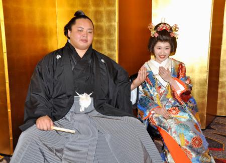披露宴を前に写真に納まる琴勝峰(左)と妻の珠奈さん=9日、東京都内