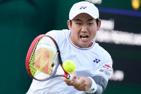 西岡良仁＝４日、ウィンブルドン（ＡＰ＝共同） 